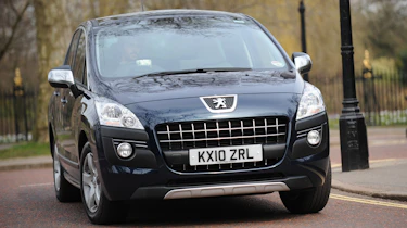 Peugeot 3008 front cornering