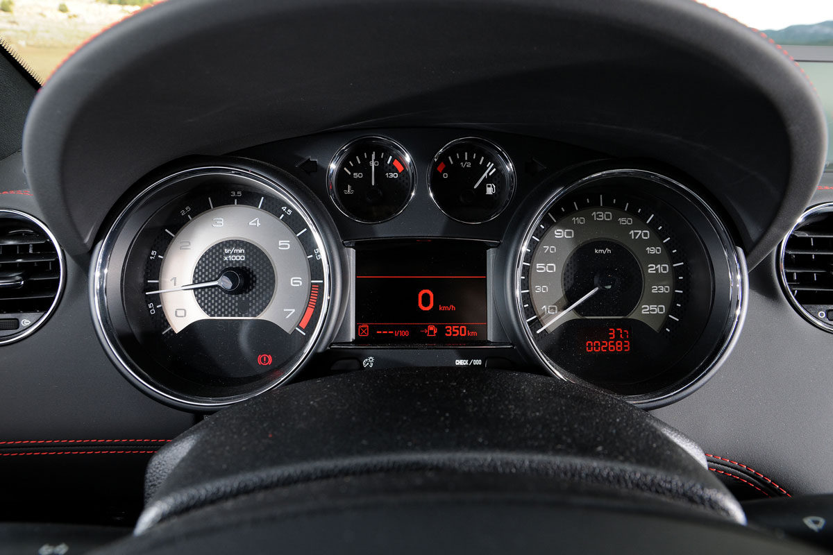 Peugeot RCZ R dials