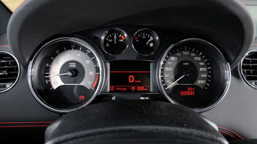 Peugeot RCZ R dials