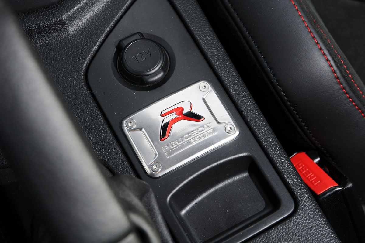 Peugeot RCZ R interior badge