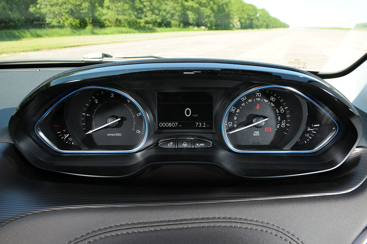 Peugeot 2008 1.6 e-HDi dials