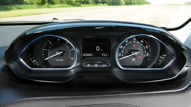 Peugeot 2008 1.6 e-HDi dials