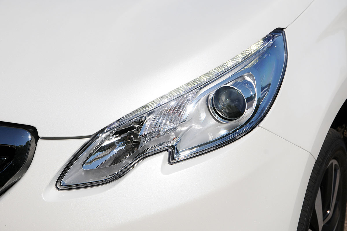 Peugeot 2008 1.6 e-HDi headlight