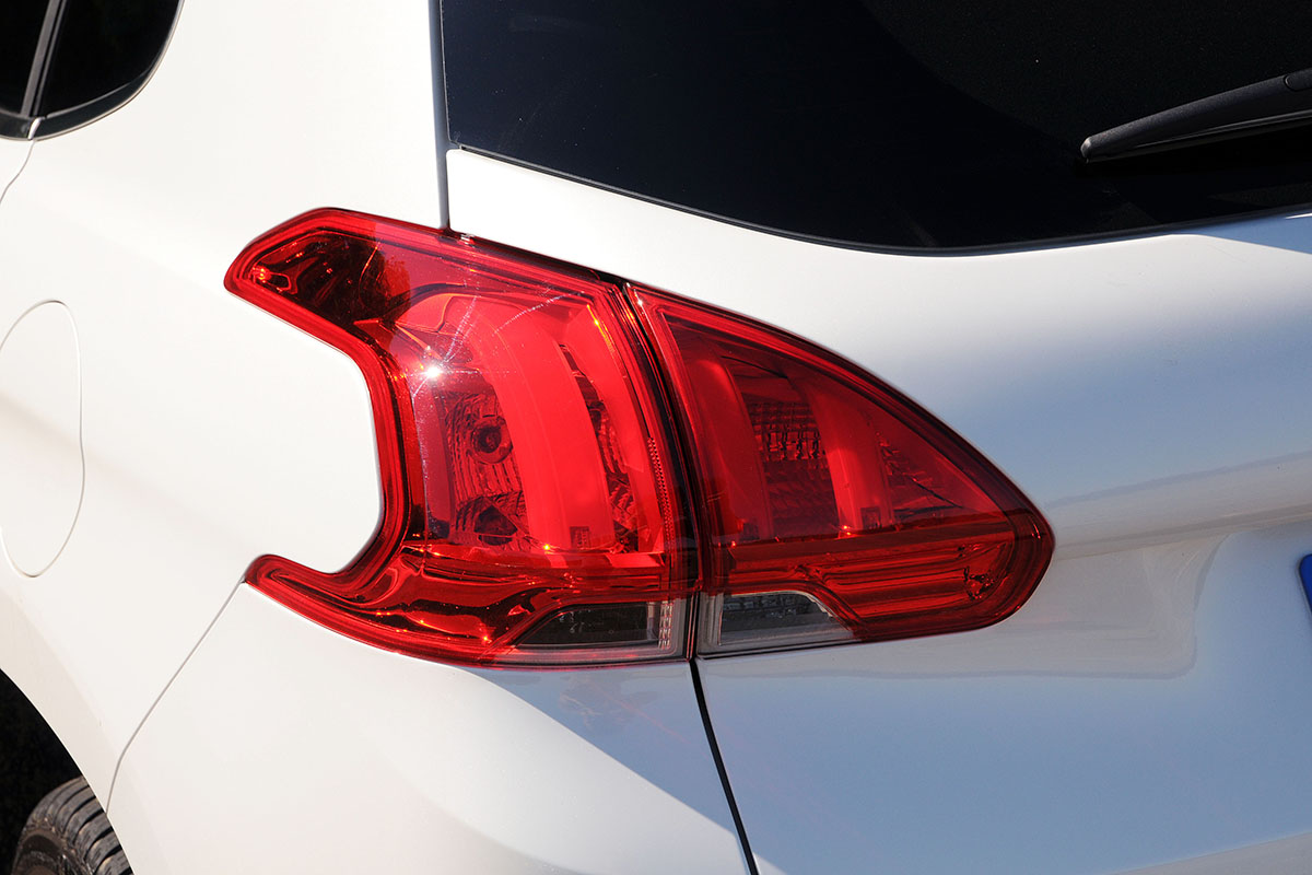 Peugeot 2008 1.6 e-HDi rear light