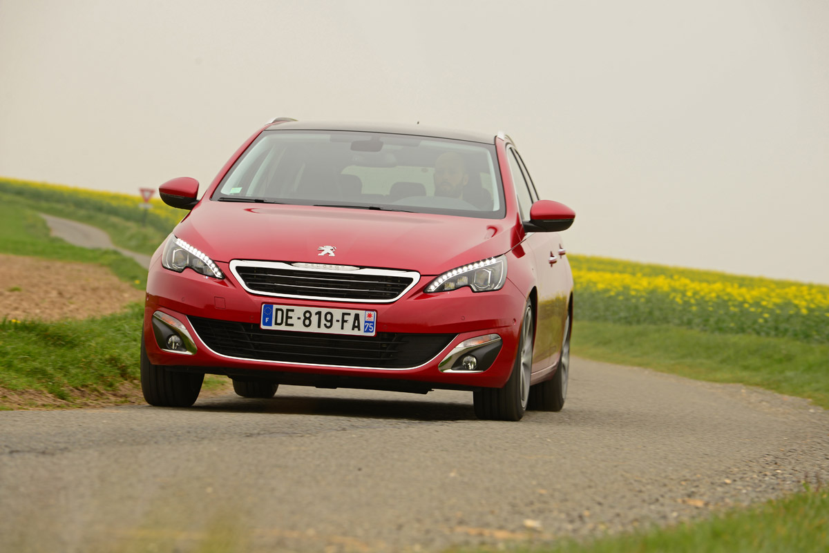Peugeot 308 SW estate front action