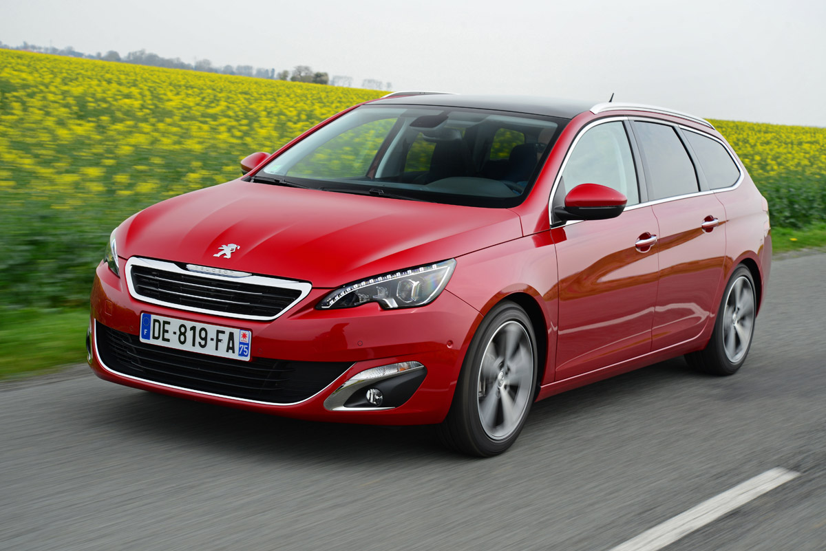 Peugeot 308 SW estate front tracking 2