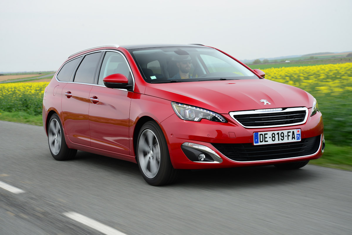 Peugeot 308 SW estate front tracking