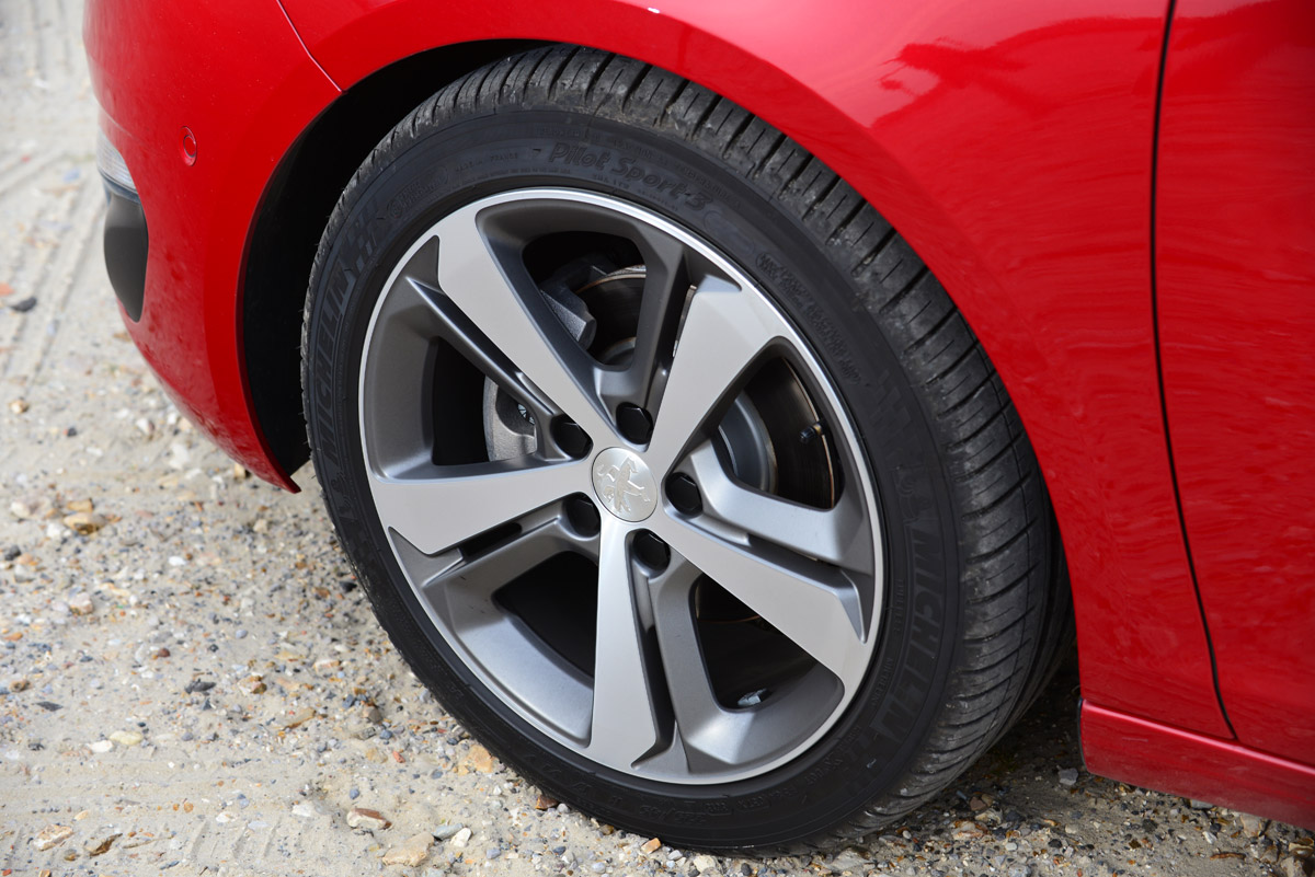 Peugeot 308 SW estate wheel