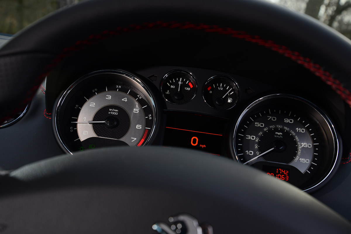 Peugeot RCZ R 2014 UK dials