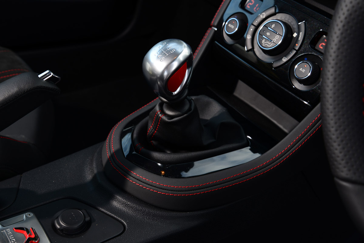 Peugeot RCZ R 2014 UK gearstick