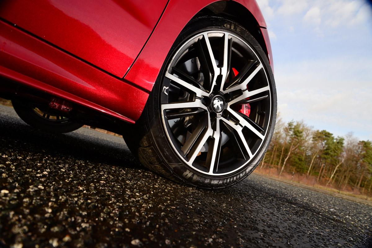 Peugeot RCZ R 2014 UK wheel