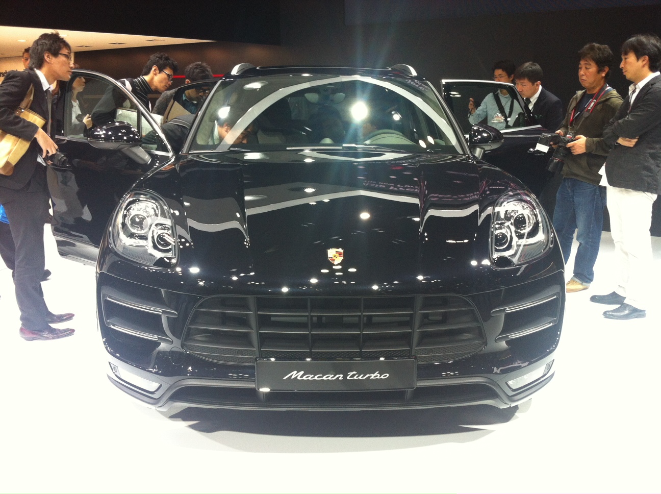 Porsche Macan front tracking