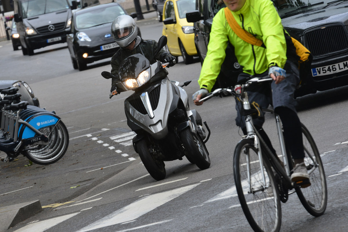 Piaggio MP3 Yourban 300 LT in traffic