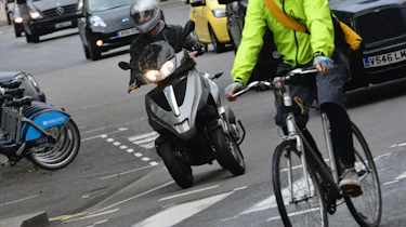Piaggio MP3 Yourban 300 LT in traffic