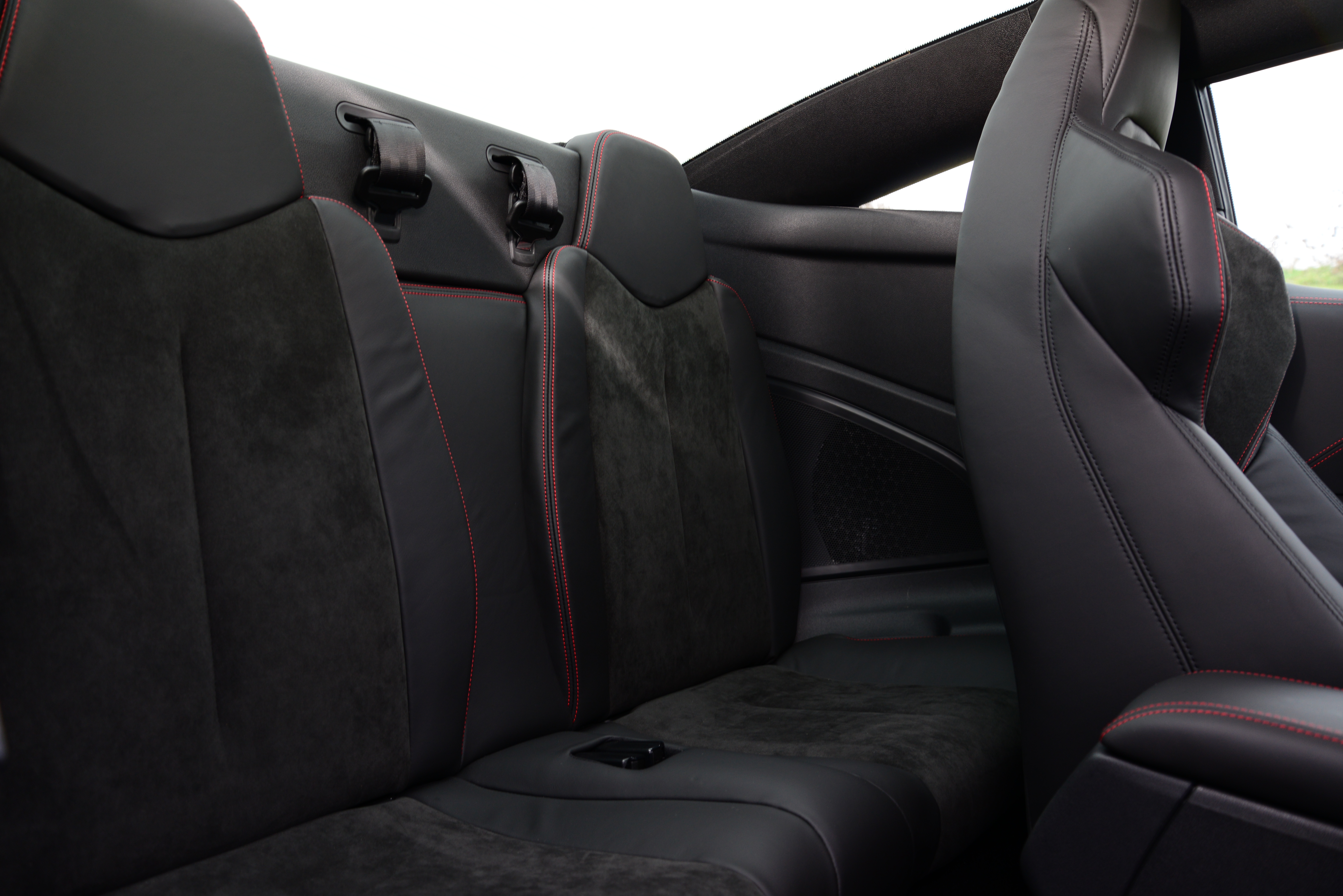 Peugeot RCZ R rear seats 
