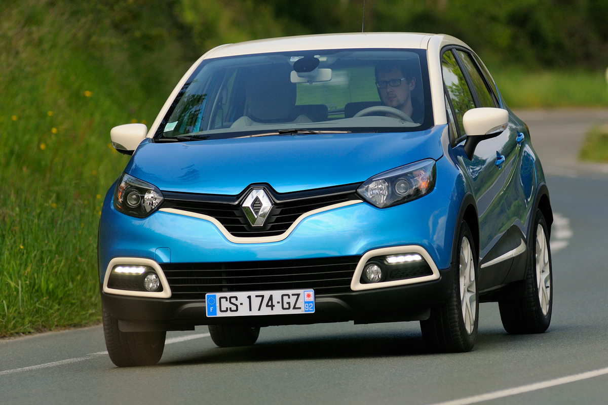 Renault Captur front cornering
