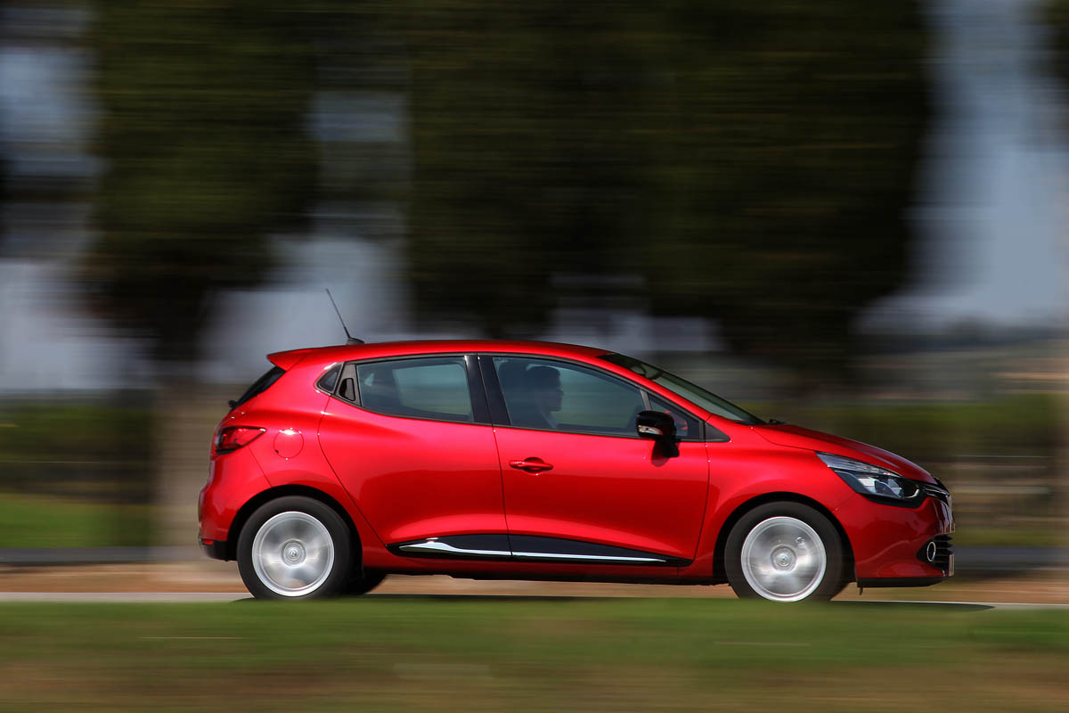 Renault Clio dCi 90 Dynamique S side