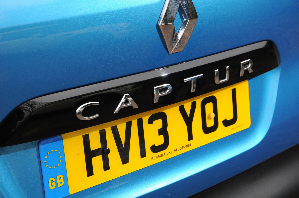 Renault Captur automatic 2014 badge and plate