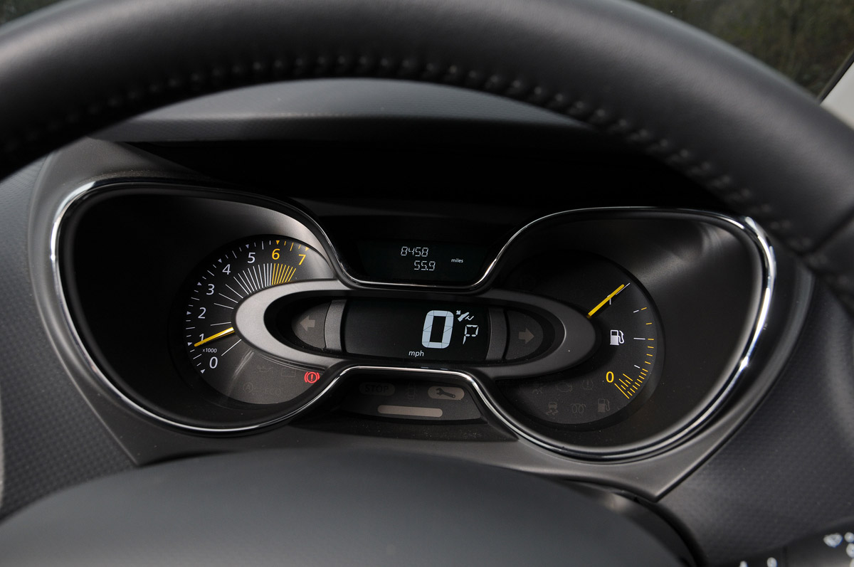 Renault Captur automatic 2014 dials