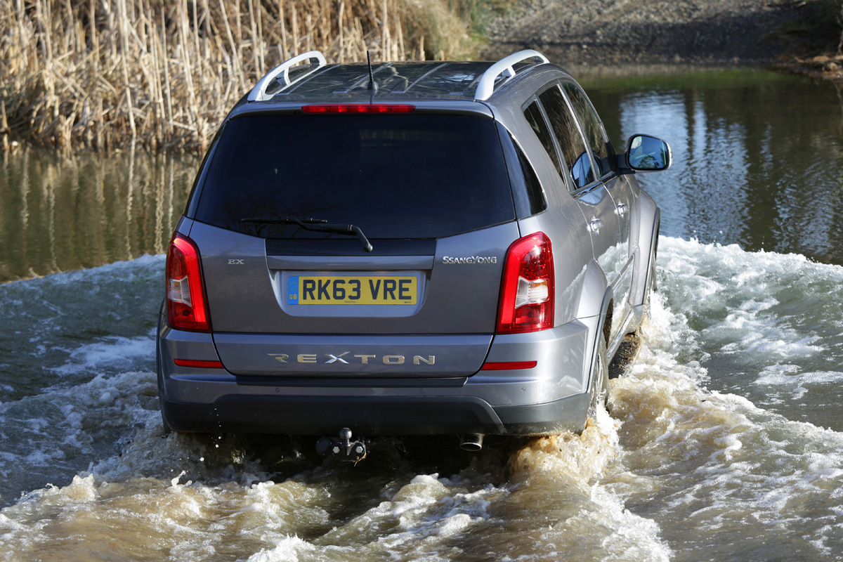 SsangYong Rexton W rear 