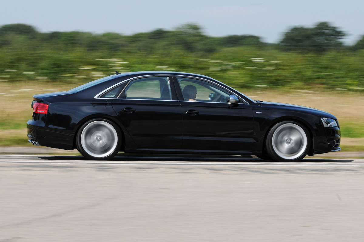 Audi S8 panning