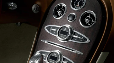 Bugatti-Veyron-Black-Bess-Grand-Sport-Vitesse-centre-console