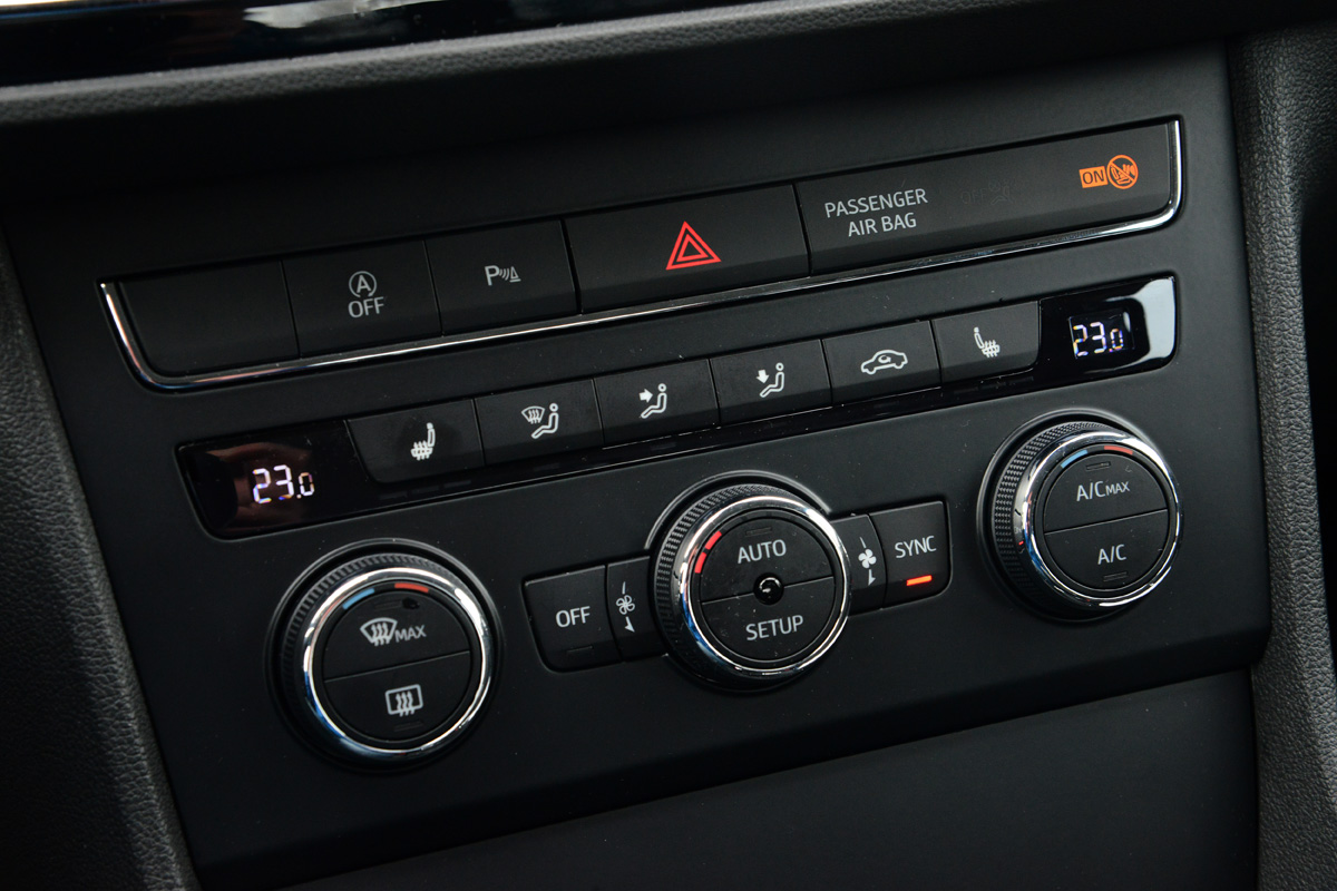 SEAT Leon centre console