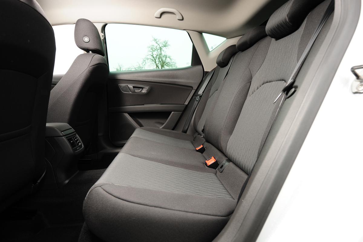 SEAT Leon 1.6 TDI SE rear seats