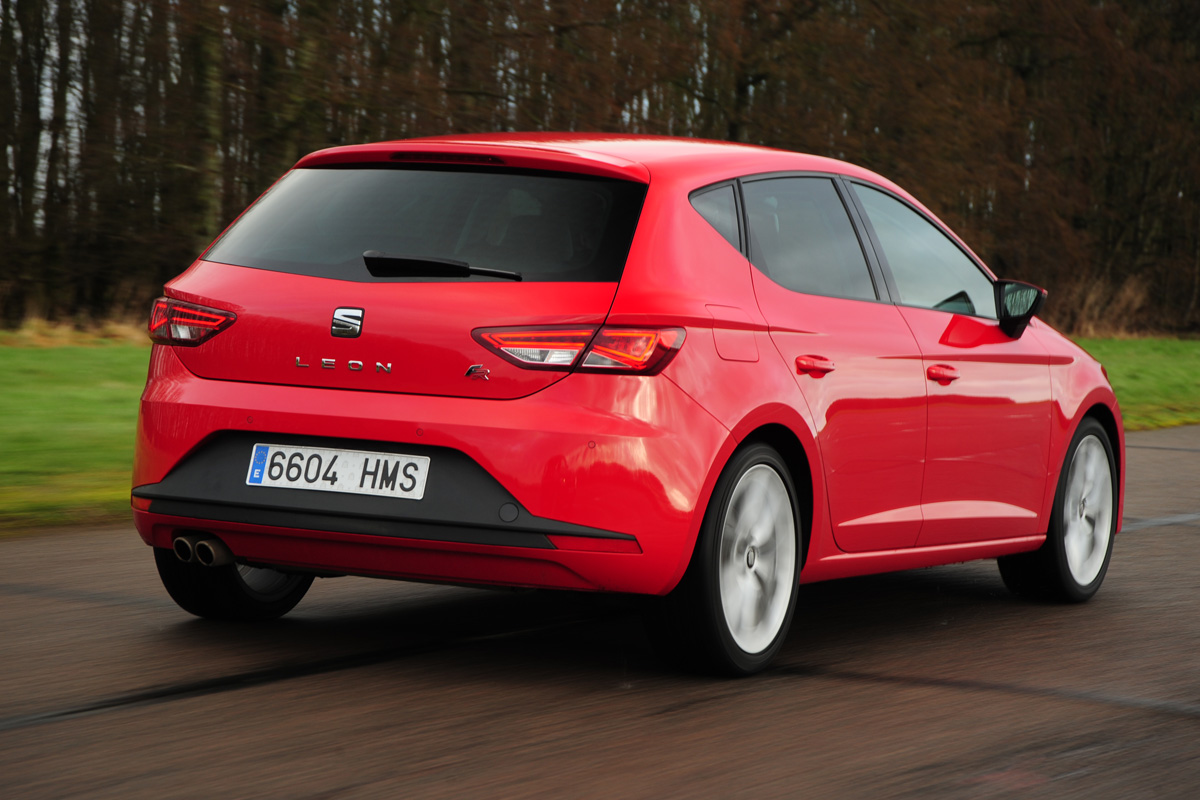 SEAT Leon 2.0 TDI FR rear tracking