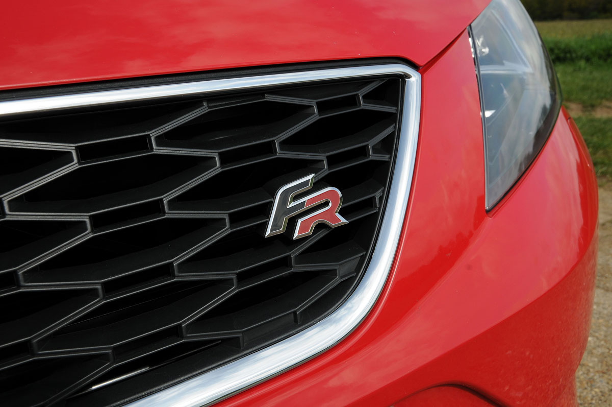 SEAT Leon SC FR grille badge