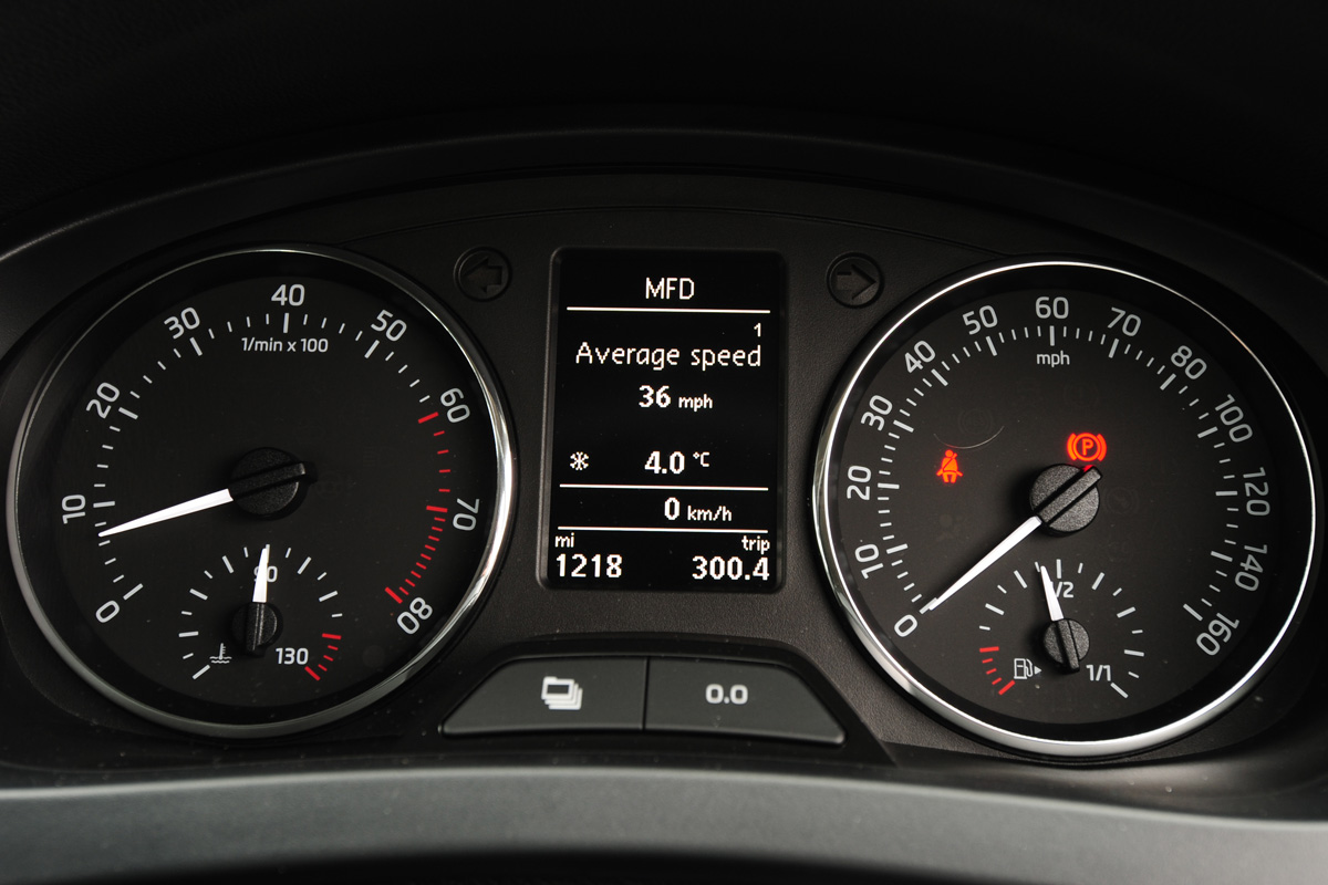 Skoda Rapid 1.2 TSI SE dials