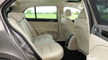Skoda Superb 2.0 TDI rear seats