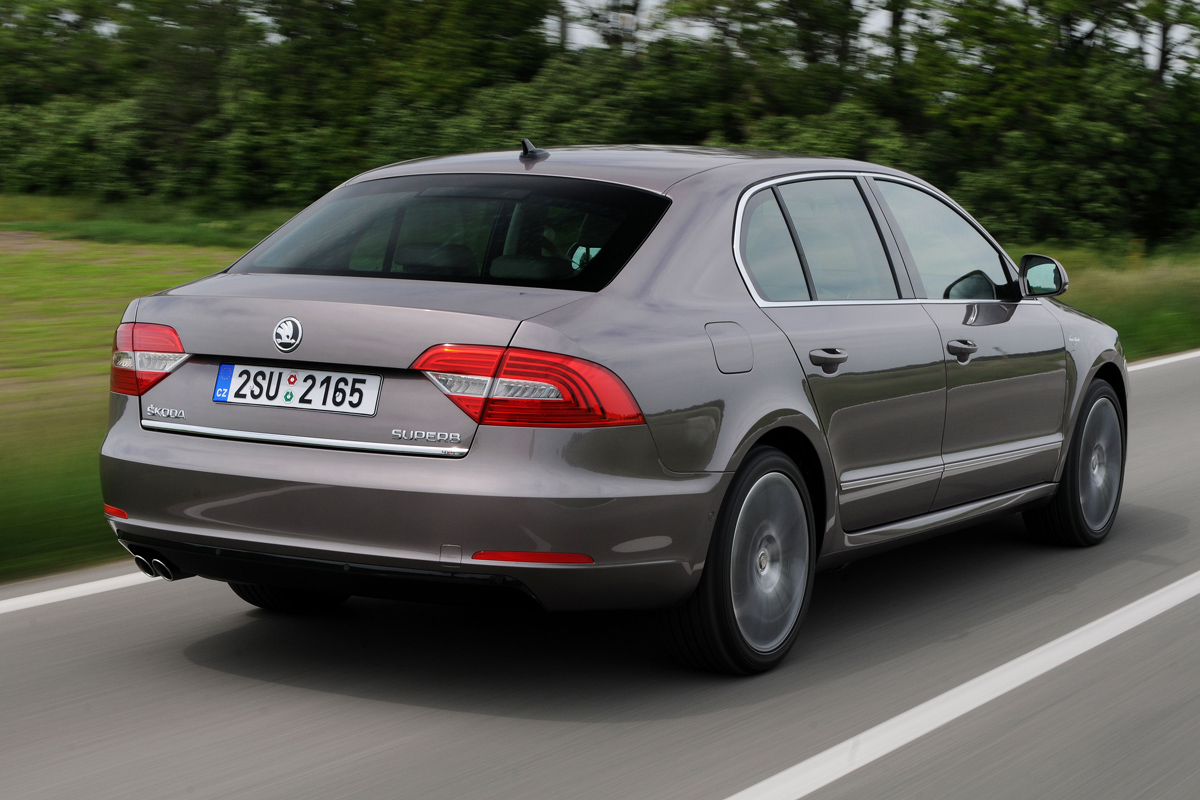 Skoda Superb 2.0 TDI rear tracking