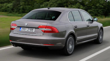 Skoda Superb 2.0 TDI rear tracking