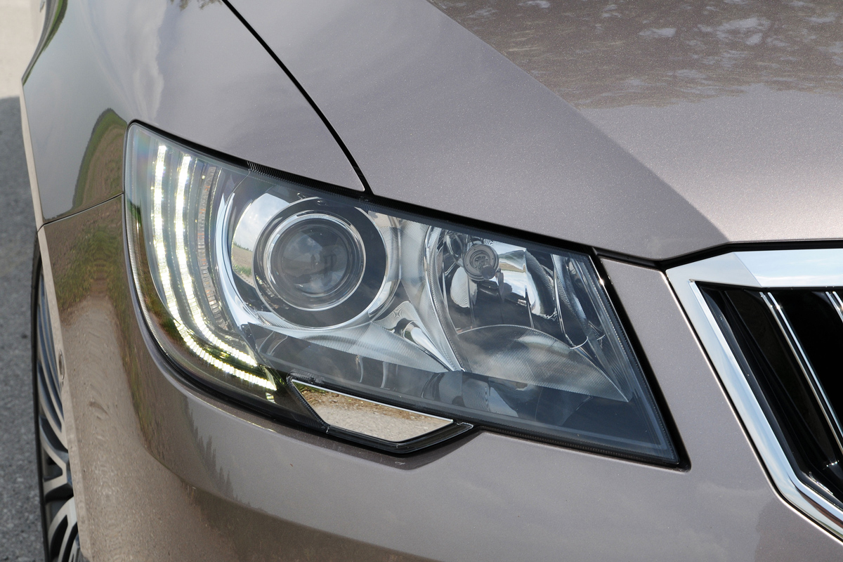 Skoda Superb 2.0 TDI headlight