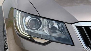 Skoda Superb 2.0 TDI headlight