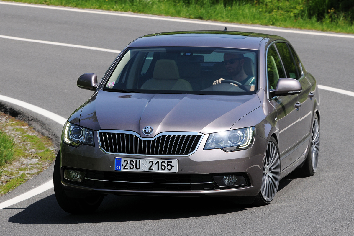 Skoda Superb 2.0 TDI front cornering