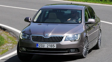 Skoda Superb 2.0 TDI front cornering