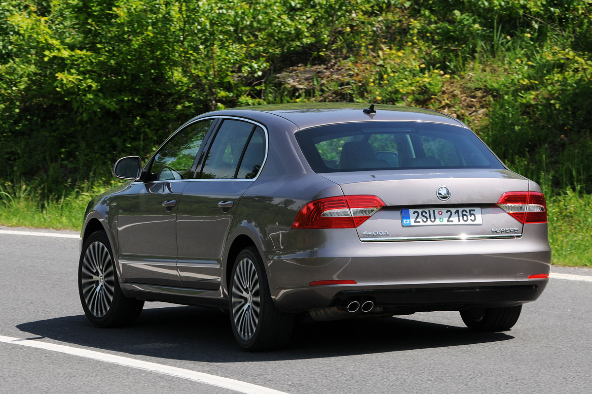 Skoda Superb 2.0 TDI rear cornering