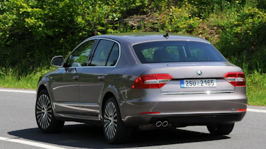 Skoda Superb 2.0 TDI rear cornering