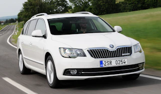 Skoda Superb Estate front action