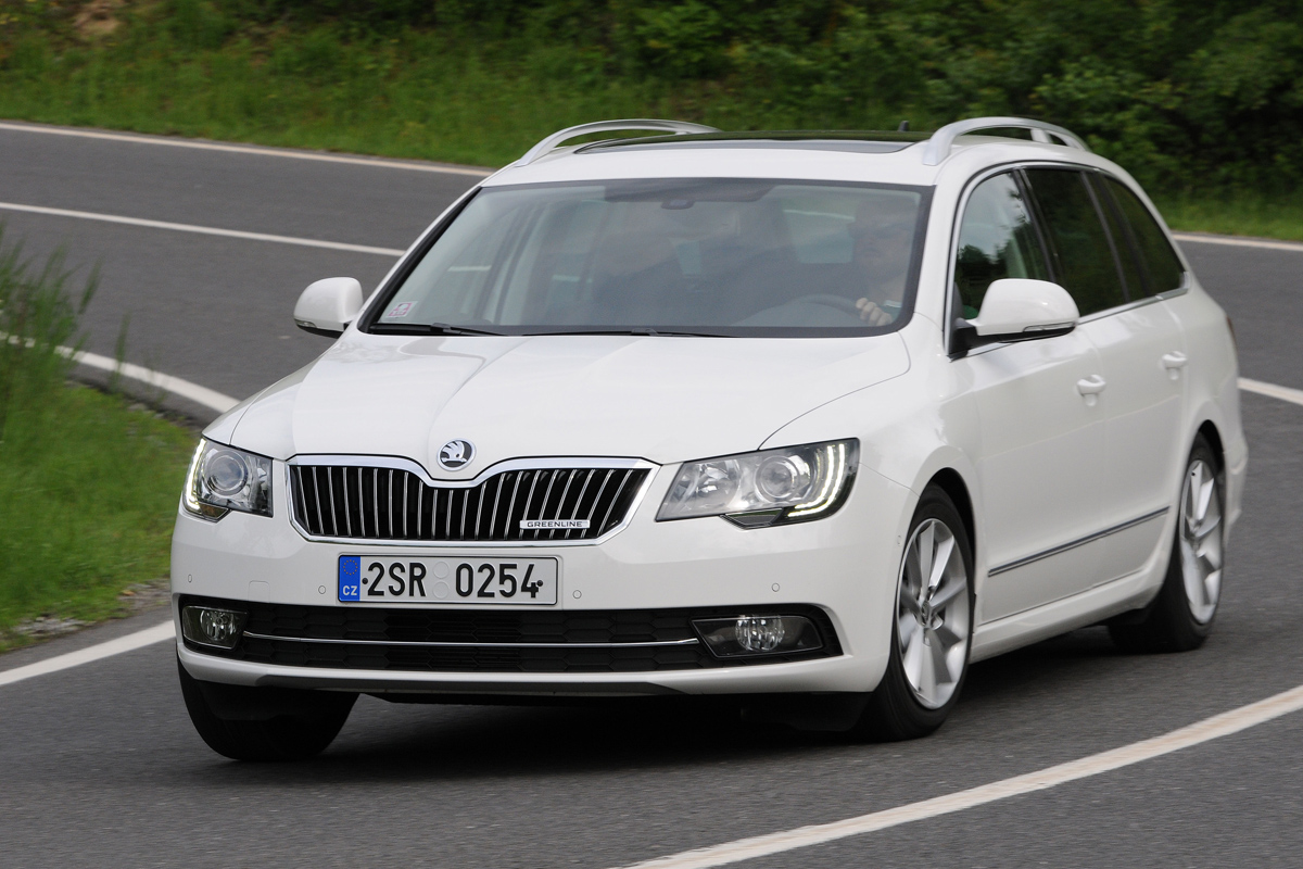 Skoda Superb Estate front cornering