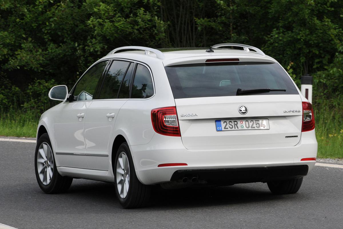 Skoda Superb Estate rear cornering