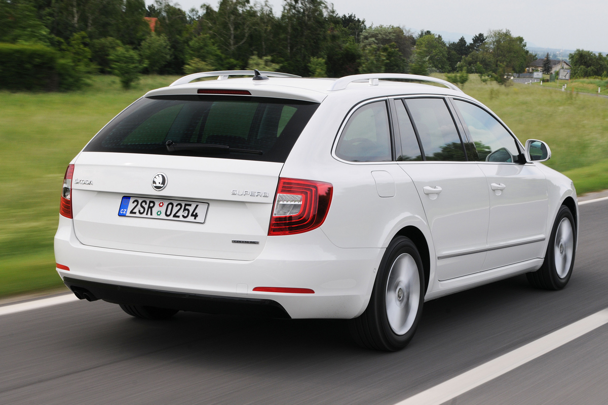 Skoda Superb Estate rear tracking