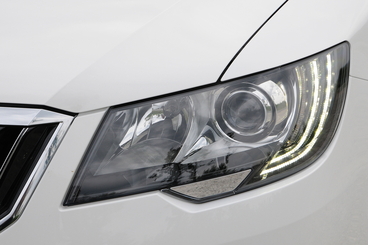 Skoda Superb Estate headlight