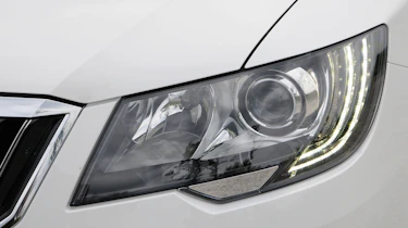 Skoda Superb Estate headlight
