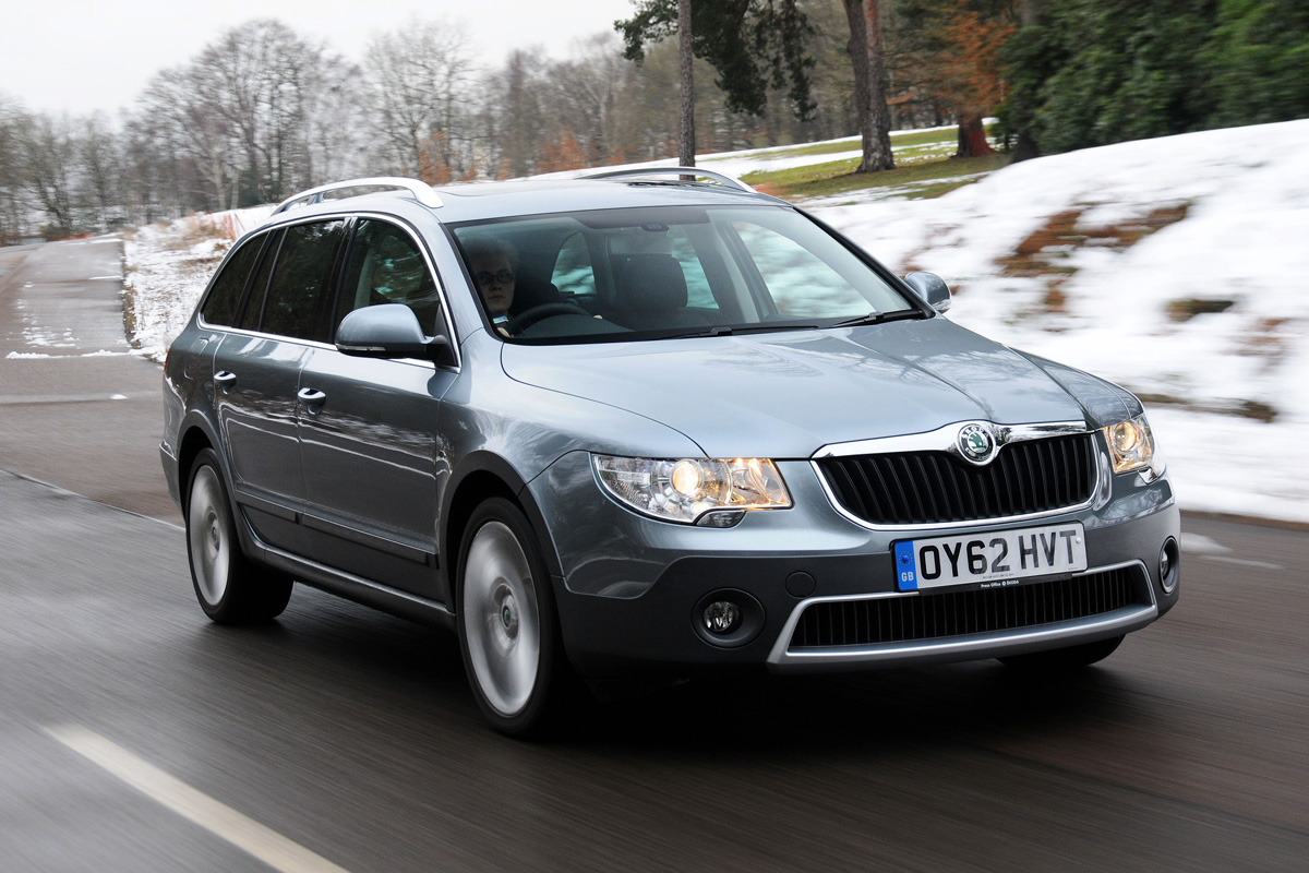 Skoda Superb Outdoor front cornering