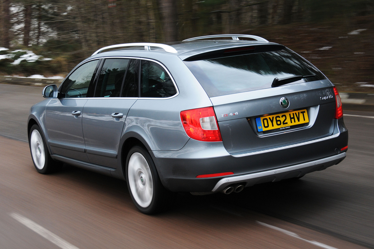 Skoda Superb Outdoor rear tracking