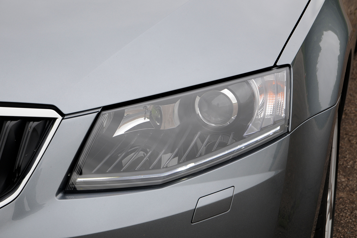 Skoda Octavia Estate 1.6 TDI headlight