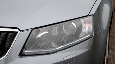 Skoda Octavia Estate 1.6 TDI headlight
